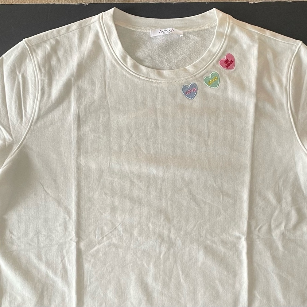 New Avara Womens White Valentine’s Tee Shirt with Heart Patches - size Medium